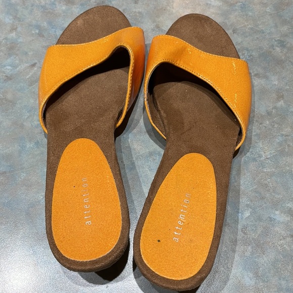 Attention orange low wedge slides (sz 8) - Picture 2 of 9